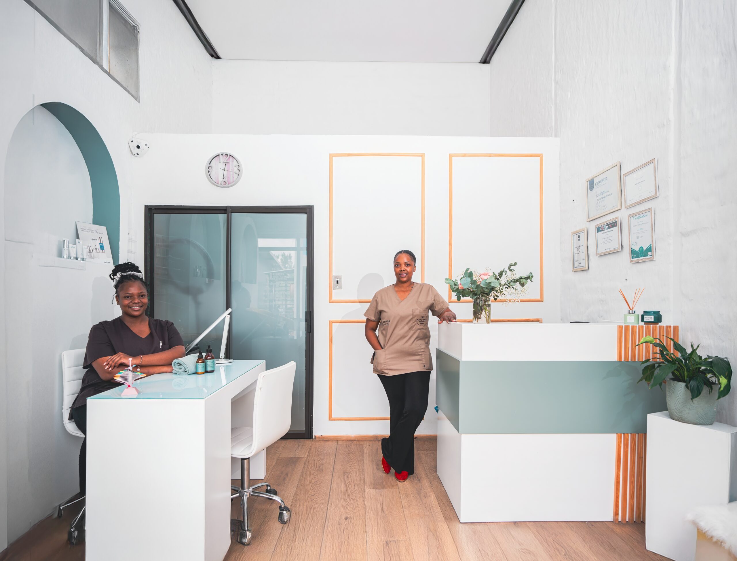 Studio Pod – Kitted and People
